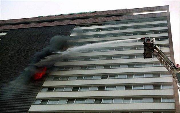 Při požáru pražského hotelu Olympik zemřelo 26. 5. 1995 osm lidí.