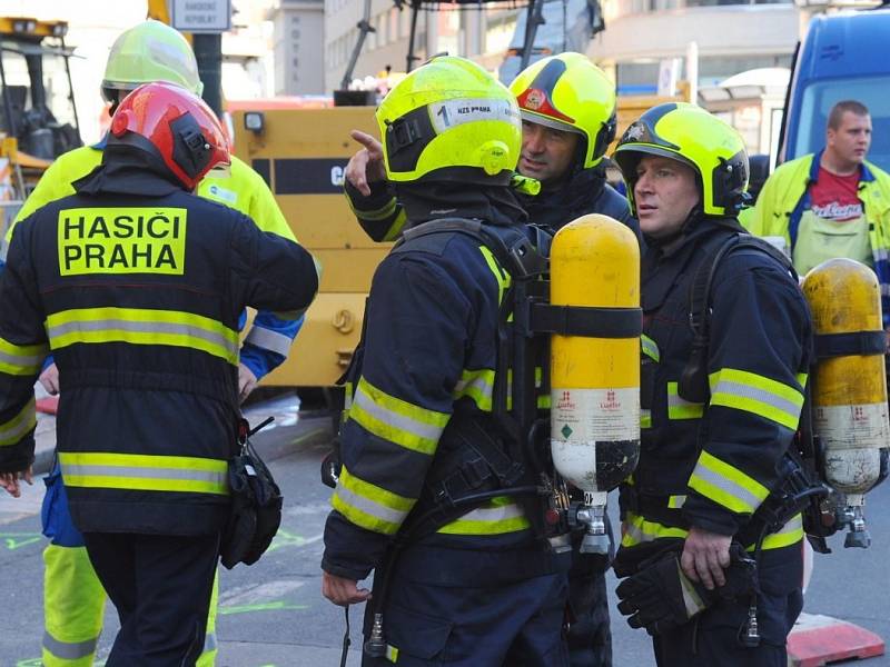 Kvůli překopnutému plynovému potrubí v centru Prahy museli zasahovat hasiči, policisté i strážníci.