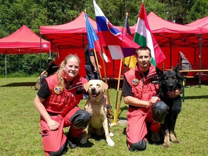 kynologičtí záchranáři pražské městské policie Michal Sitte a Romana Hübnerová a jejich psi.
