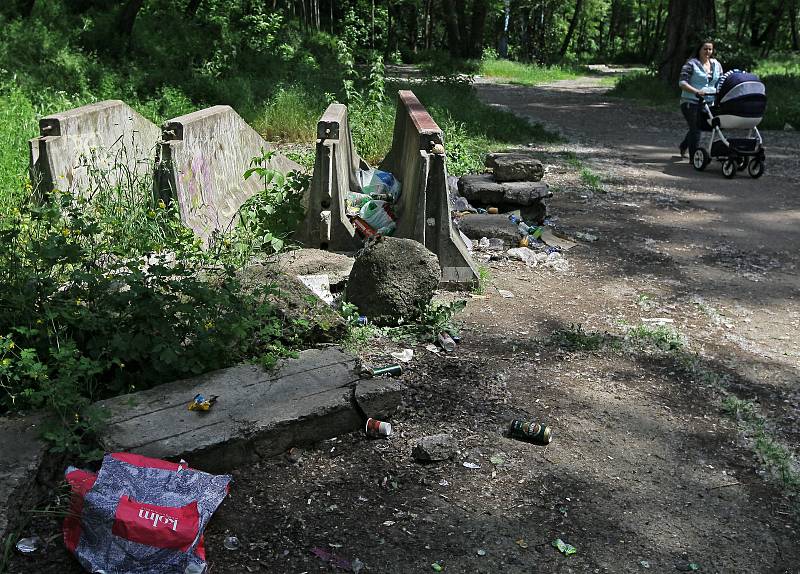 Současná Palmovka - špína, nepořádek, rozkopané ulice při rekonstrukci kolejí.