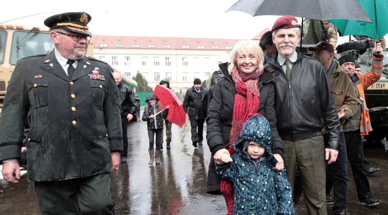 Z ukázky vojenské techniky amerického konvoje v areálu ruzyňských kasáren.