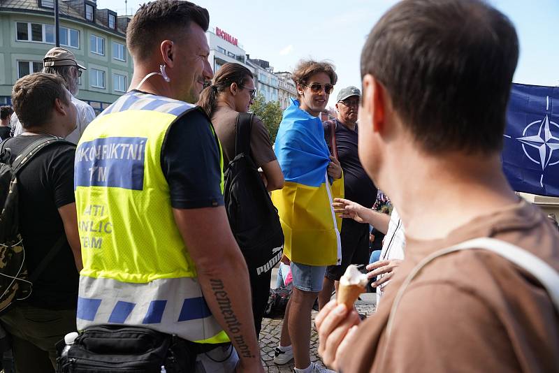 Z demonstrace s názvem Česká republika na 1. místě na Václavském náměstí v Praze.