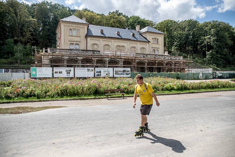 Novináři si mohli 13. srpna 2019 prohlédnout práce na rekonstrukci Šlechtovy restaurace v parku Stromovka v Praze.