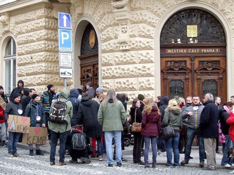 Před posledním jednáním zastupitelstva třetí městské části v Praze se před radnicí sešlo několik desítek lidí protestujících mimo jiné i proti možnému konci současného kempu Pražačka.