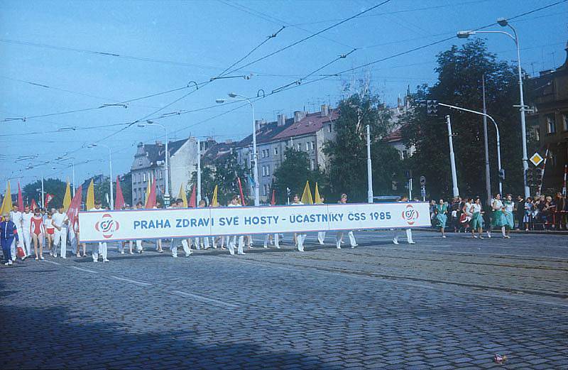 PRŮVOD. Tak Praha vítala cvičence z celé země na poslední spartakiádě před pádem bývalého režimu v roce 1985
