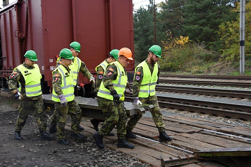 Z ukázky výstavby univerzální nakládací ocelové rampy (UNOR) a jejího využití k najíždění techniky na plošinové vozy v železniční stanici ve Staré Boleslavi.