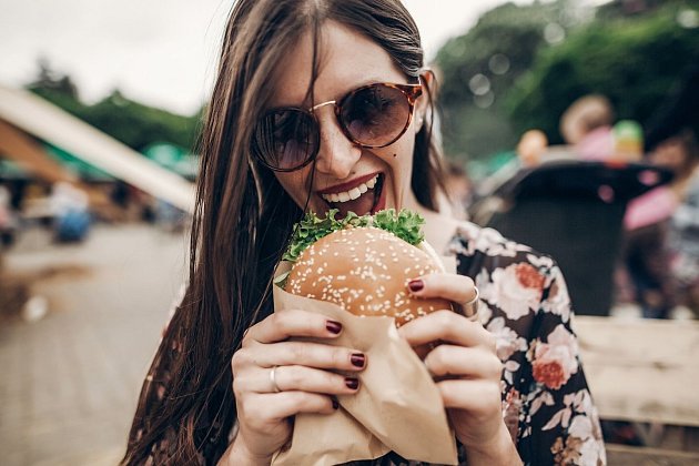 Ve čtvrtek si můžete na Náměstí Brumlovka užít street food festival.