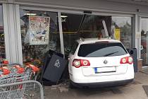 Osobní auto vjelo v Šestajovicích do vchodu supermarketu