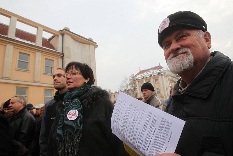 Stávka státních zaměstnanců na Palackého náměstí v Praze.