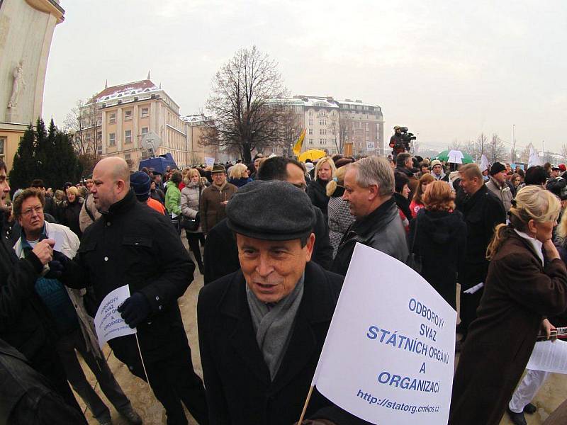 Stávka státních zaměstnanců na Palackého náměstí v Praze.