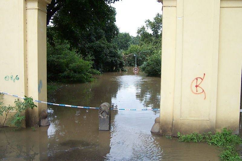 Povodně z roku 2002 v Praze. Na fotografii je vidět zaplavený vchod do Stromovky.