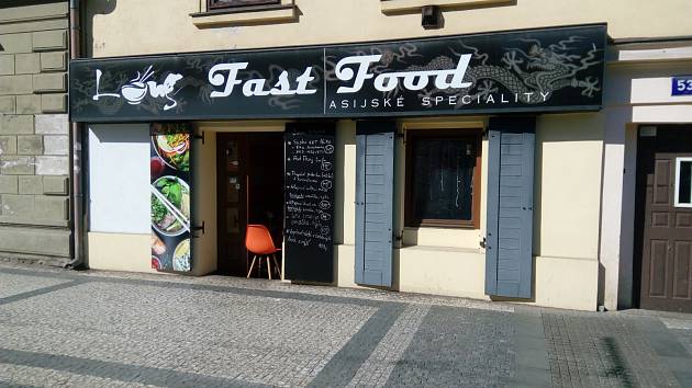 Fast food Asijské speciality obsluhoval zákazníky ze dveří.