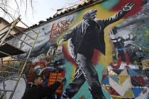 Třicet let svobody. Slavnou malostranskou Lennonovu zeď v Praze pomalovalo 18. března 2019 novými obrázky a nápisy několik umělců z Česka i zahraničí.
