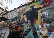 Třicet let svobody. Slavnou malostranskou Lennonovu zeď v Praze pomalovalo 18. března 2019 novými obrázky a nápisy několik umělců z Česka i zahraničí.