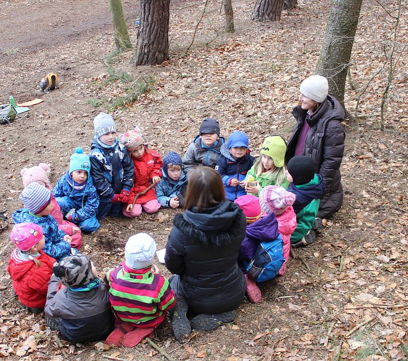 Průvodkyně Sandra Ćerná a Jana Koubíková při práci s dětmi v lese