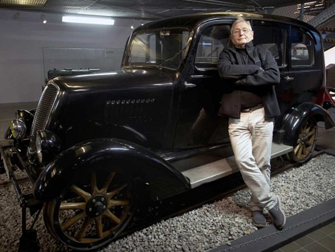 Režisér Jiří Menzel pózuje před historickou drážní drezínou Tatra, která se objevila v jeho filmu Ostře sledované vlaky. 