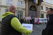 Protest leteckých škol a aeroklubů z Plzně před německou ambasádou v Praze kvůli možné výstavbě továrny Volkswagenu na letišti v Líních u Plzně.