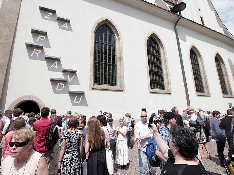 Husovské slavnosti 2015 při příležitosti 600. výročí upálení mistra Jana Husa na kostnickém koncilu 6.července 1415. Na snímku odhalená instalace na na Betlémské kapli,která využívá princip slunečního svitu k zobrazení nápisu ZA PRAVDU.