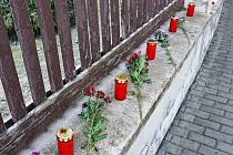 Květiny na památku obětí ničivého zemětřesení u velvyslanectví Turecké republiky v Praze 6.