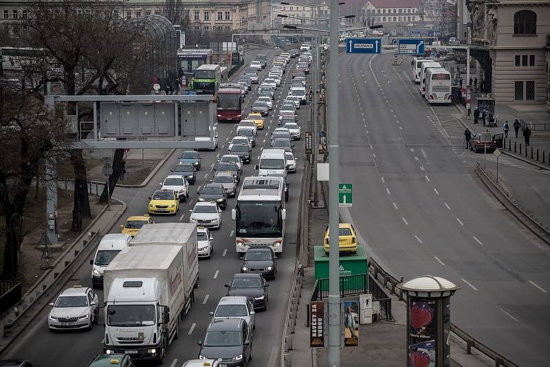 Protestní jízda taxikářů centrem Prahy 8. února.