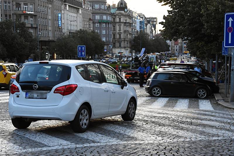 Strážníci městské policie kontroluji parkování v centru metropole. Václavské náměstí v pátek 28. července večer.