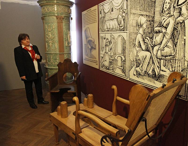 Výstava První křik první pláč. Od sousedské asistence k institucionalizovanému porodnictví v Praze a okolí. Muzeum hlavního města Prahy