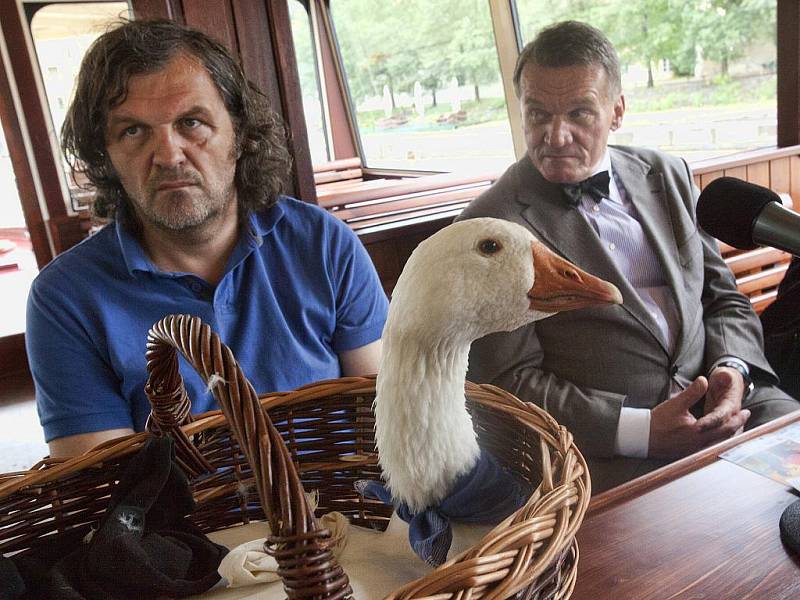 V Praze dostal bosenský režisér Emir Kusturica nejen klíč od hlavního města, ale i svatomartin­skou husu.