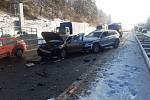 Dopravní nehoda čtyř osobních automobilů na dálnici D1 u Senohrab.