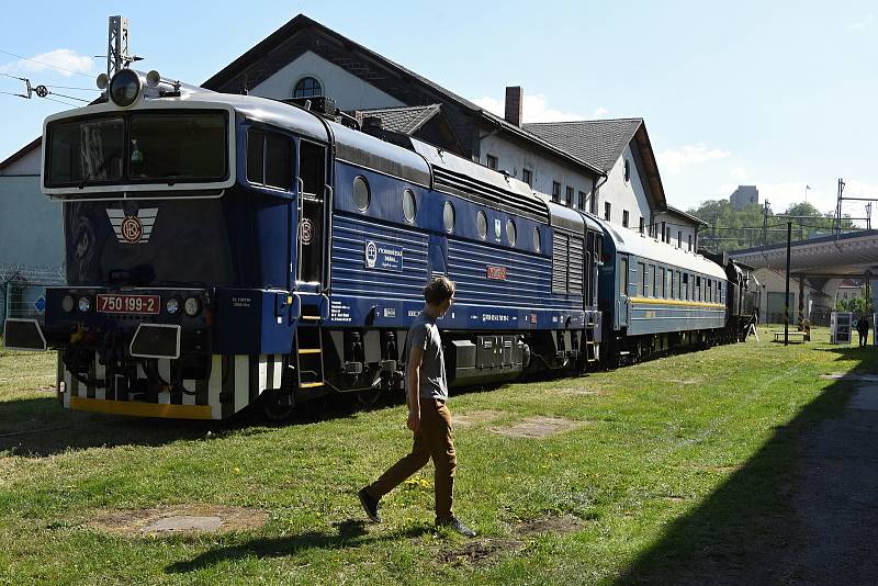 Z areálu Národního technického muzea u Masarykova nádraží z centru Prahy byla ve čtvrtek odvezena ke generální opravě parní rychlíková lokomotiva 464.102 s přezdívkou Ušatá.