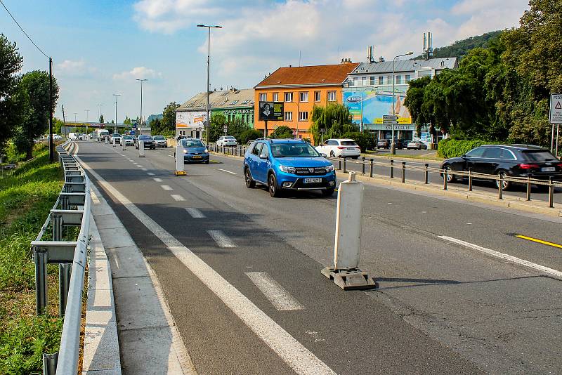 Další etapa rozšíření komunikace Strakonická, tentokrát v úseku od nadjezdu mimoúrovňové křižovatky ulice Mezichuchelská po autobusovou zastávku Malá Chuchle. Práce jsou plánovány do konce listopadu tohoto roku.