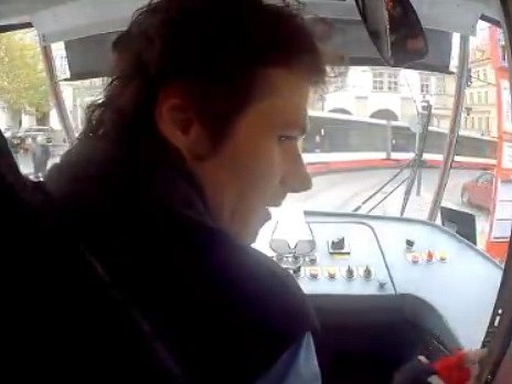 Pražský tramvaják Josef Chodounský alias Rezistor zaujal videem se záchranou chlapce. Dopravní podnik s ním chystá spolupráci.