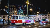 Dopravní podnik první adventní neděli rozsvítil tři vánoční tramvaje a retrobus, cestující budou vozit až do Tří králů.