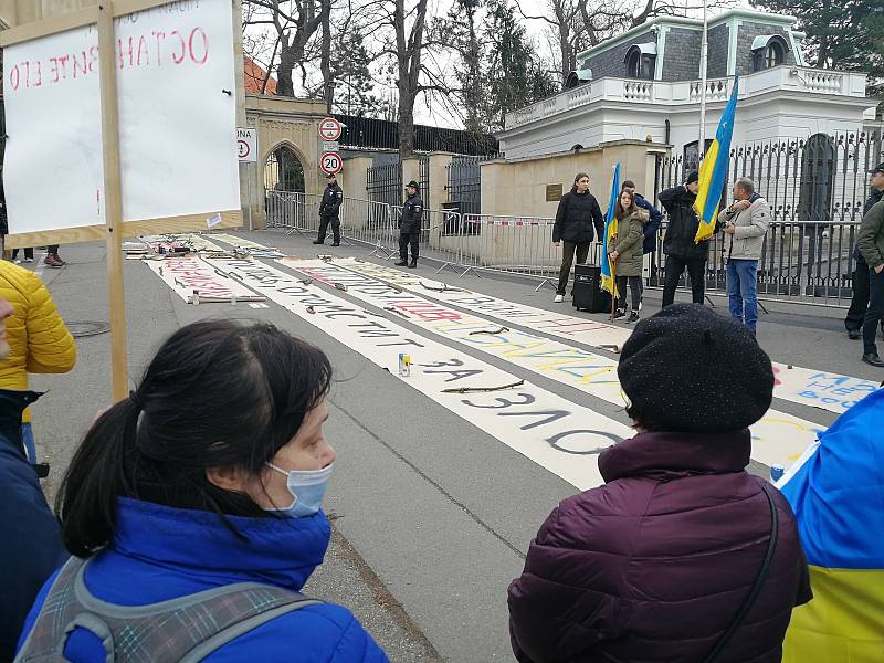 Protest u ruské ambasády 24. února 2022.