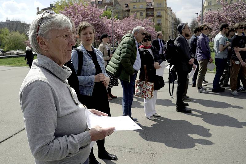 Veřejné čtení jmen obětí holocaustu na Náměstí Jiřího z Poděbrad 28. dubna 2022.