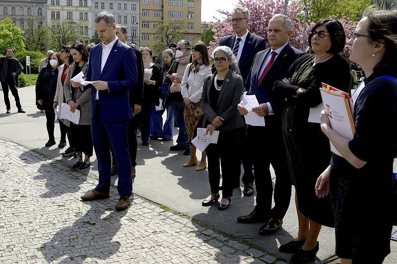 Veřejné čtení jmen obětí holocaustu na Náměstí Jiřího z Poděbrad 28. dubna 2022.