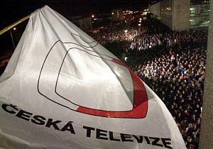 Před budovou zpravodajství České televize na Kavčích horách v Praze se (na archivním snímku z 1. ledna 2001) shromáždili lidé, aby vyjádřili podporu stávce vyhlášené nezávislou odborovou organizací ČT.
