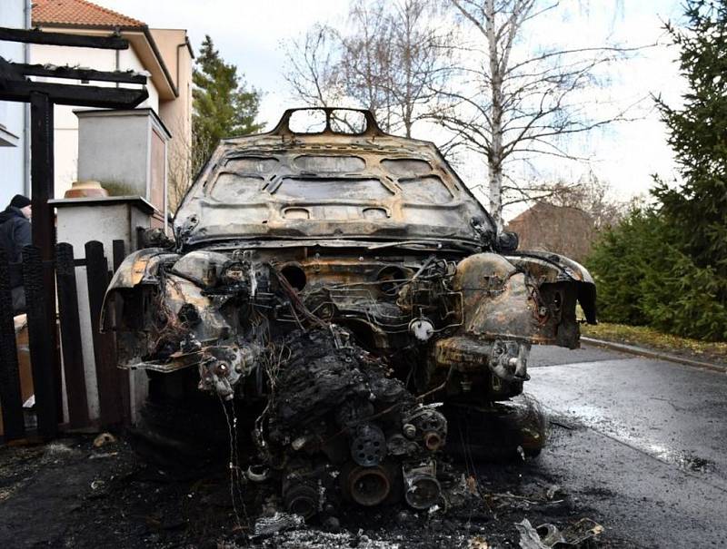 Ve Velké Chuchli zahynul muž v hořícím automobilu.