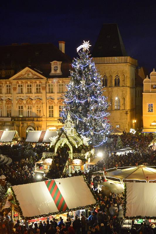 V sobotu 30. listopadu 2019 byl v Praze na Staroměstském náměstí rozsvícen vánoční strom.