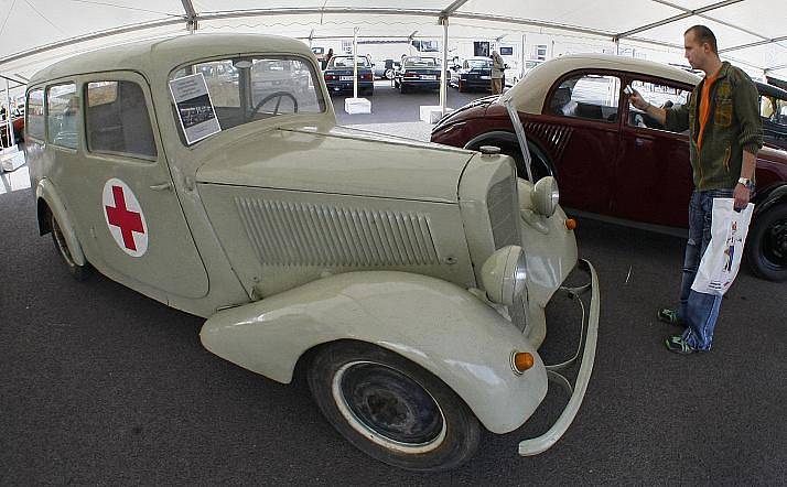 Výstava veteránů automobilky Mercedes-Benz v Bavorské ulici v pražských Stodůlkách