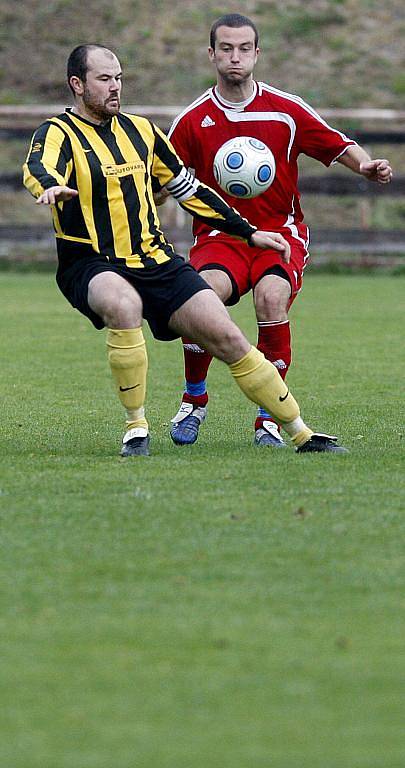 KONEC VÍTĚZNÉ SÉRIE. FC Čechie Uhříněves po osmi kolech padla, porazila ji SK Aritma. (Vlevo David Čejka z Uhříněvsi.)