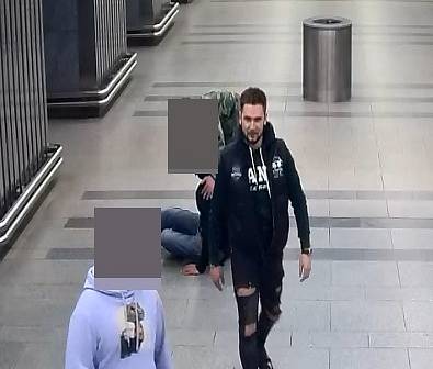 Policie hledá násilníky, kteří zbili muže v metru.