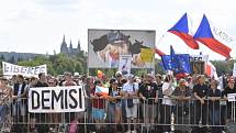 Lidé demonstrují na Letné proti premiéru Andreji Babišovi a Marii Benešové