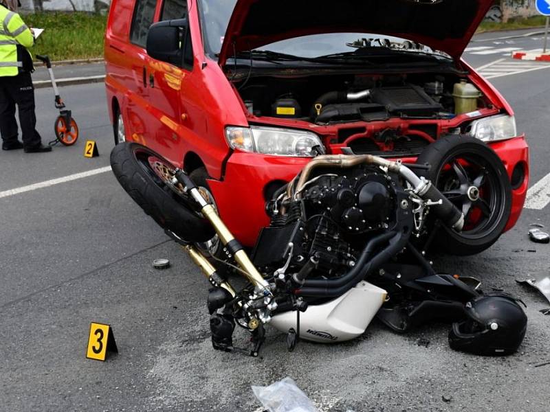 Srážka dodávky a motorkáře.