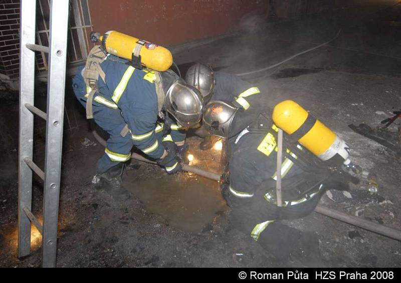 RUŠNÁ NOC. 1:43 - likvidace požáru skladu papíru v Bille na Sokolovské ulici.