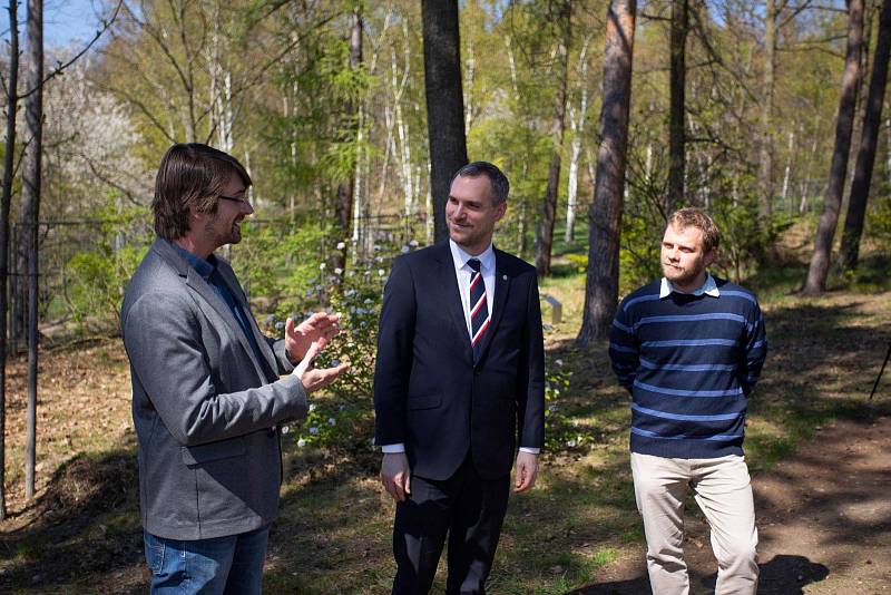 Zdeněk Hřib (Piráti) zasadil strom. V trojské botanické zahradě se stal pátým primátorem, který se zapojil do projektu Kořeny osobností.