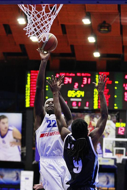 Basketbalisté USK Praha porazili v úvodním kole Kolín 80:75.