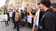 Stop šikaně!Pošta není banka! Takové slogany skandovali v pondělí 22. února 2016 po poledni účastníci demonstrace nespokojených pošťáků pochodující centrem Prahy. Stěžovali si na přetěžování a plnění úkolů, které s vlastní poštovní činností nesouvisejí.