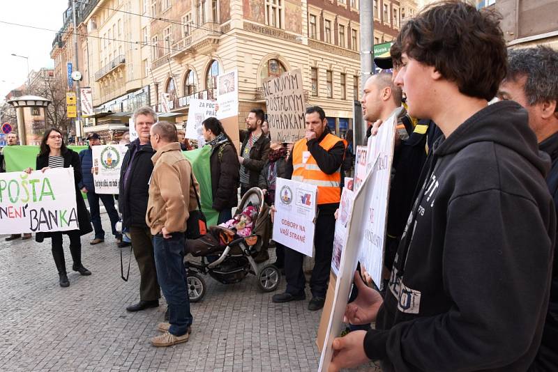 Stop šikaně!Pošta není banka! Takové slogany skandovali v pondělí 22. února 2016 po poledni účastníci demonstrace nespokojených pošťáků pochodující centrem Prahy. Stěžovali si na přetěžování a plnění úkolů, které s vlastní poštovní činností nesouvisejí.