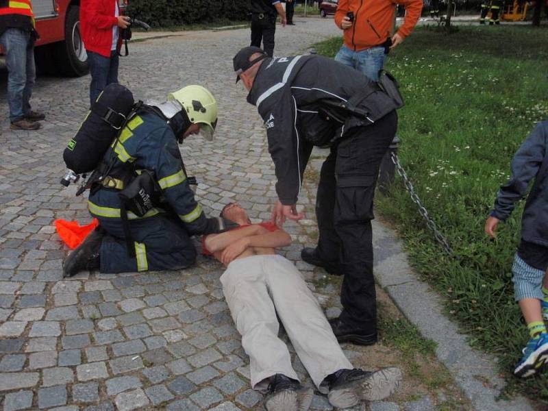 Třicítka dobrovolných hasičů nejen ze stanice na Chodově v Praze 11 v neděli bojovala s požárem Chodovské tvrze. I když uměle zadýmenou střechu tvrze mohutně kropili, výjezd hasičů bylo taktické cvičení, neboli  utajená prověrka jejich připravenosti.