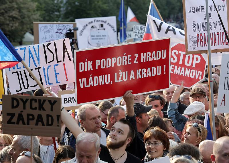 Demonstrace proti Marii Benešové a Andreji Babišovi 21. května 2019 na Václavském náměstí.